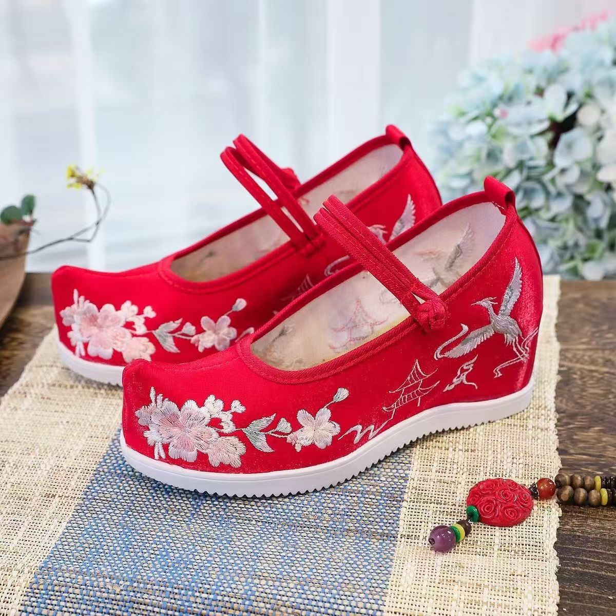 Sepatu Wanita dengan Bordir In - Embroidery Red ulasan dan harga
