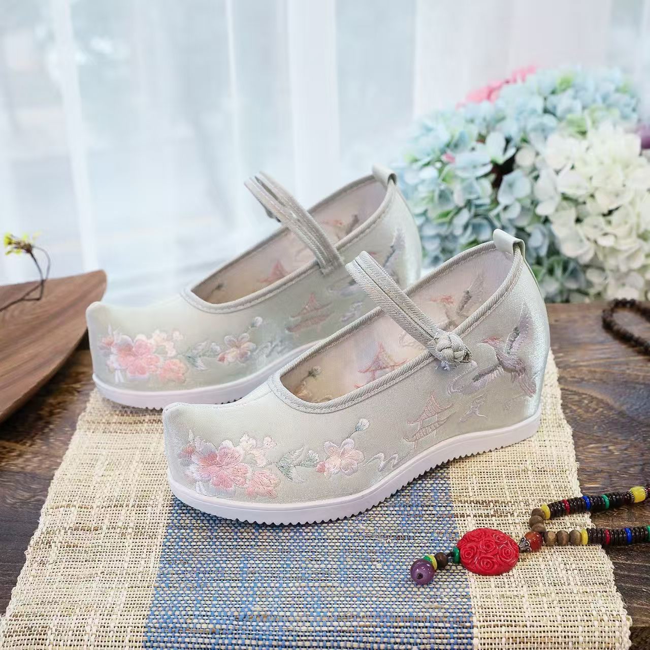 Sepatu Wanita dengan Bordir In - Embroidery Red ulasan dan harga