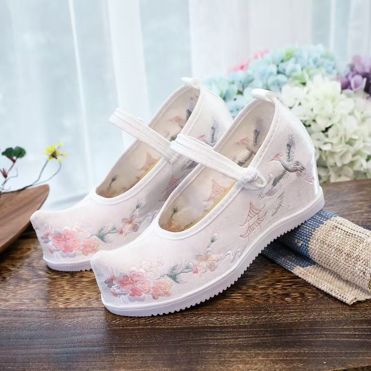Sepatu Wanita dengan Bordir In - Embroidery Red ulasan dan harga