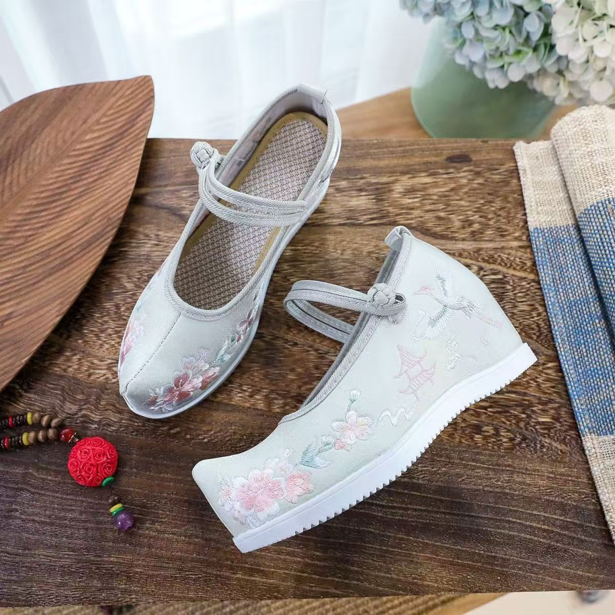 Sepatu Wanita dengan Bordir In - Embroidery Red ulasan dan harga